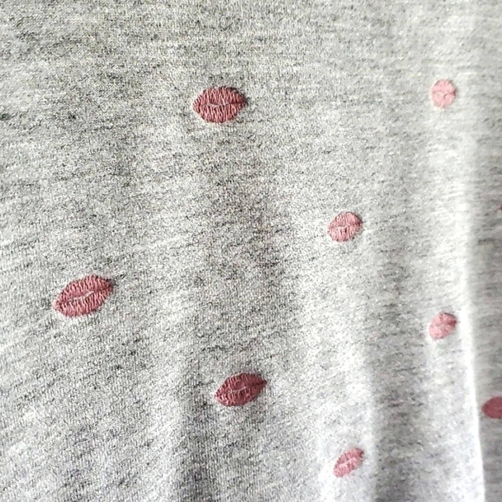 Splendid embroidered kiss lips sweatshirt size medium